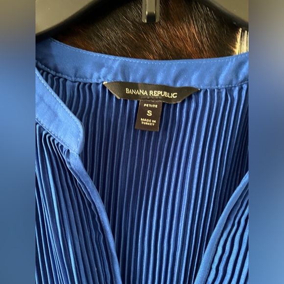 Banana Republic size small petite royal blue pleated sleeveless blouse - Picture 5 of 5